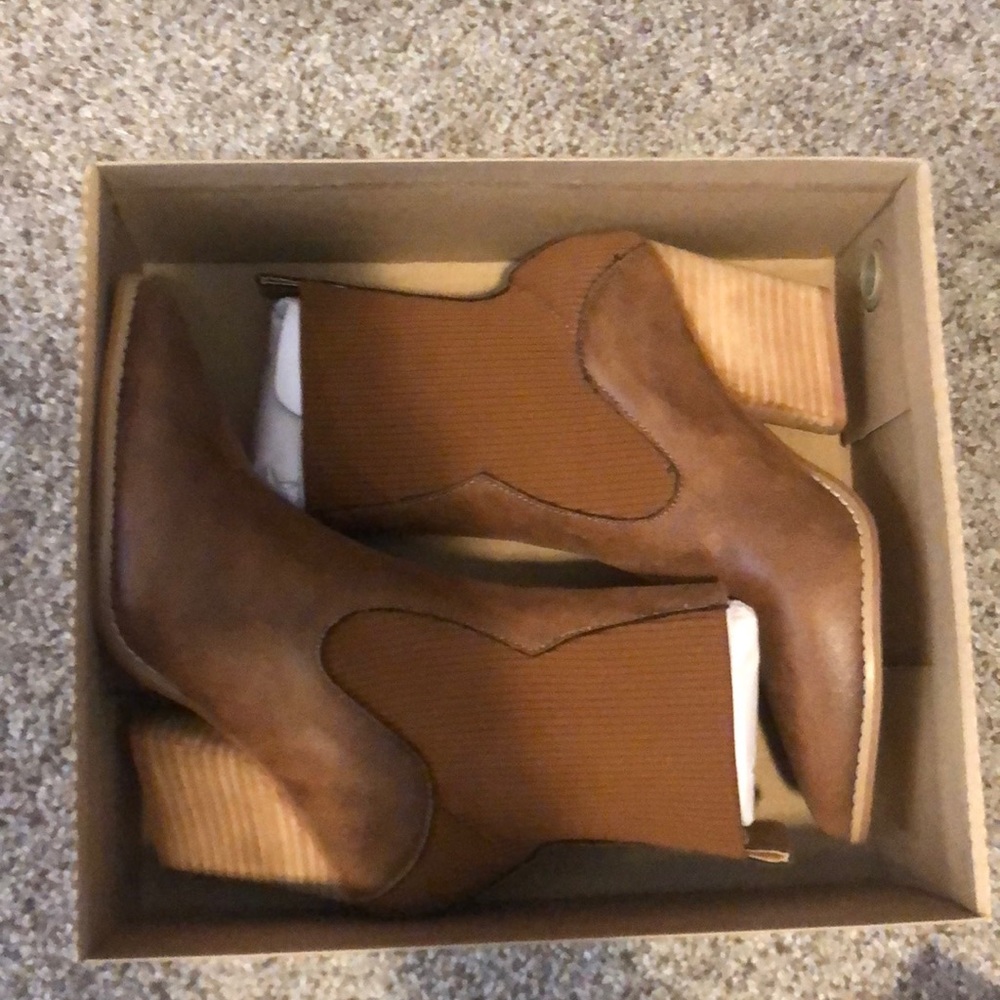 NWT new in box brown heeled boots